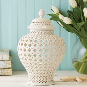 TWO'S COMPANY Carthage Covered Lantern